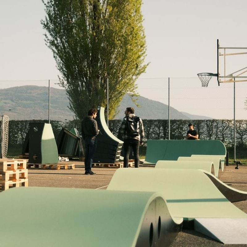 Hva er en pumptrack, hvem passer den for og hva koster det? Her finner du svar på de vanligste spørsmålene om pumptrack baner – fra montering og underlag til bruk, garanti og muligheter for utvidelse.